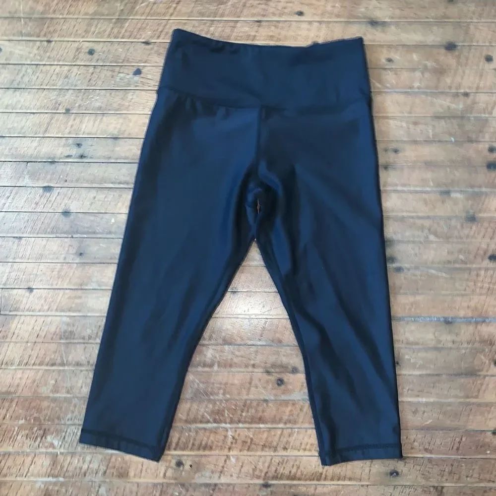 Zyia black cropped Athleisure size 4 workout leggings